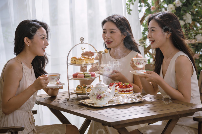高清大图下载【趣麦麦图】三位女士室内下午茶聚会