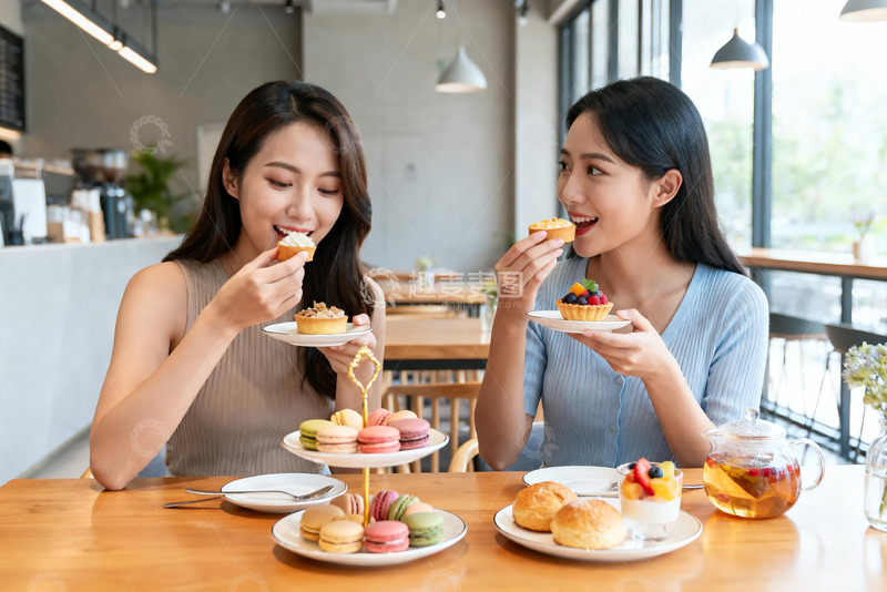 高清大图下载【趣麦麦图】两位女士在咖啡馆享用甜点