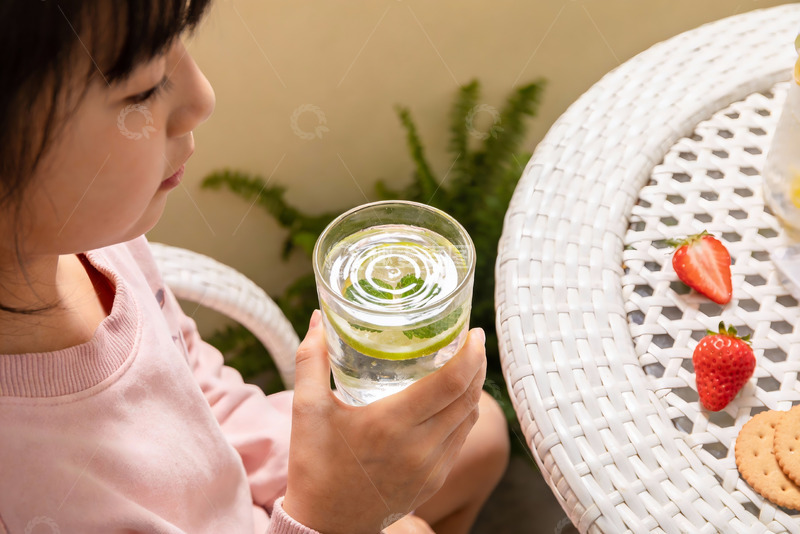 高清大图下载【趣麦麦图】小女孩手捧柠檬水静坐