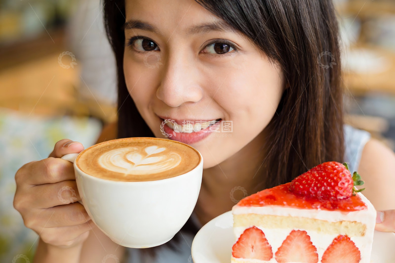 高清大图下载【趣麦麦图】女子咖啡甜品微笑特写