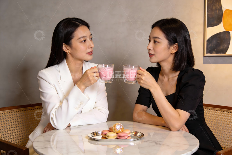 高清大图下载【趣麦麦图】两位女士咖啡馆举杯交谈