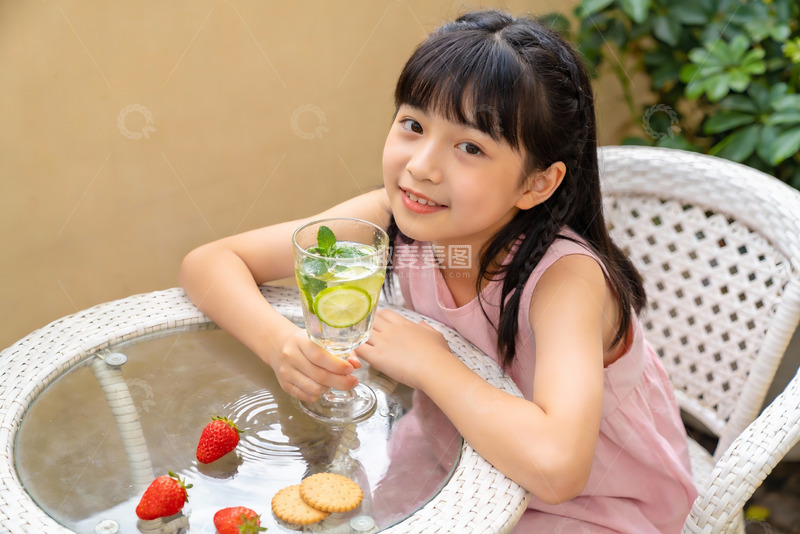 高清大图下载【趣麦麦图】小女孩户外享用柠檬饮品