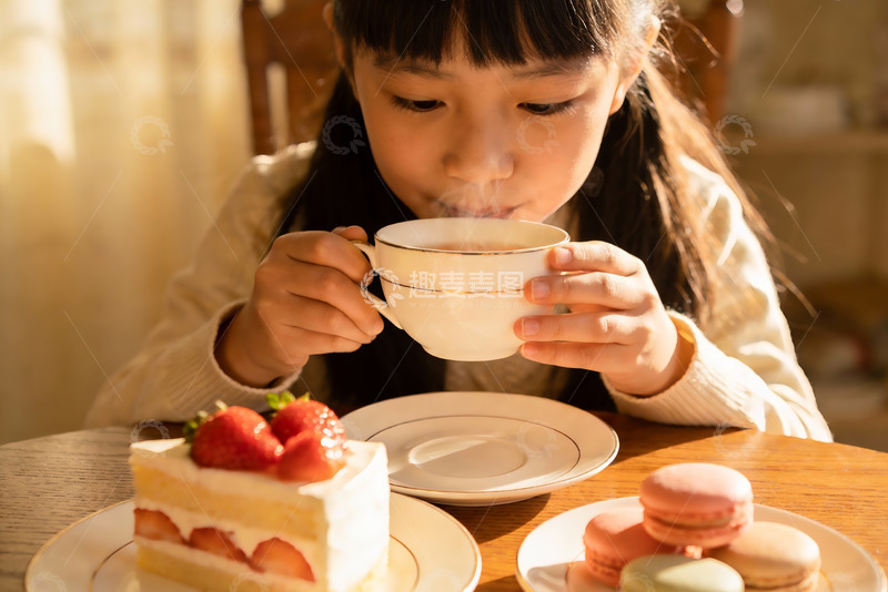 高清大图下载【趣麦麦图】小女孩享用甜点与热饮