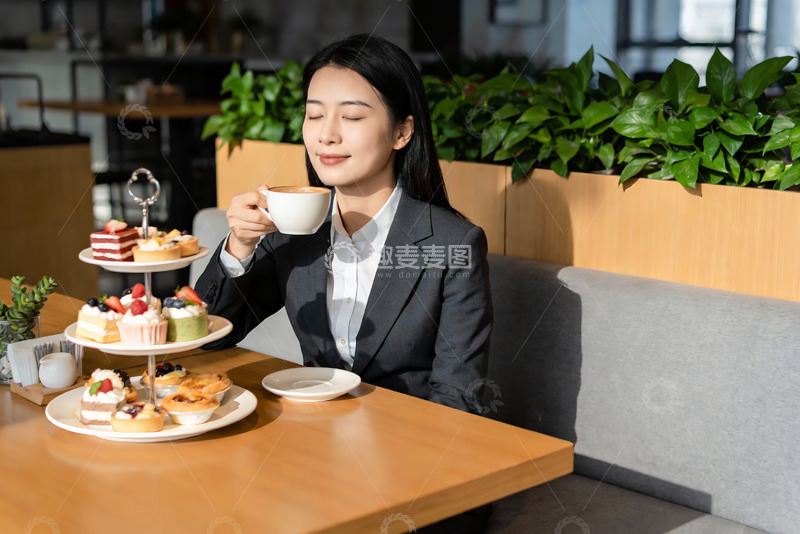 高清大图下载【趣麦麦图】商务女性咖啡下午茶时光