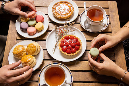 多人共享下午茶甜点与红茶