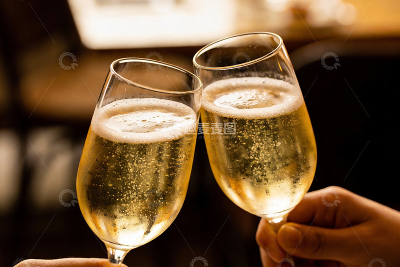 高清大图下载【趣麦麦图】双手举杯庆祝香槟碰杯