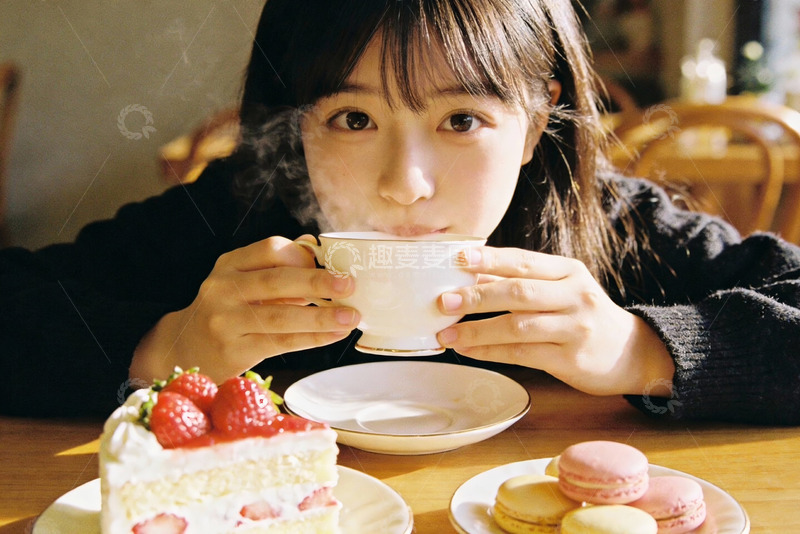 高清大图下载【趣麦麦图】女子咖啡馆品茶与甜点