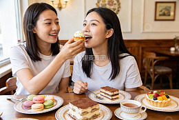 两位女子在咖啡馆分享甜点