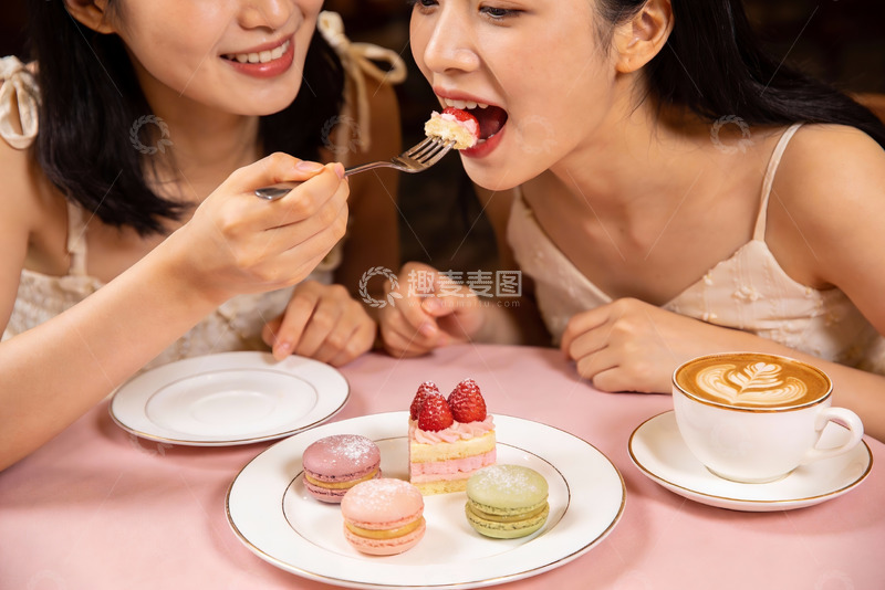 高清大图下载【趣麦麦图】两位女士共享甜点与咖啡