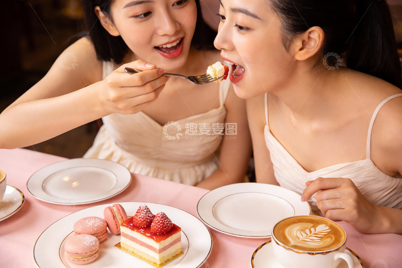 高清大图下载【趣麦麦图】两位女士共享甜点的温馨瞬间