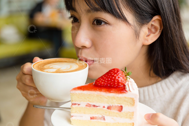 高清大图下载【趣麦麦图】女子咖啡甜点享用时光