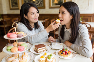 两位女士在咖啡馆分享甜点