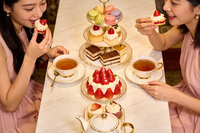 高清大图下载【趣麦麦图】两位女士享用草莓下午茶