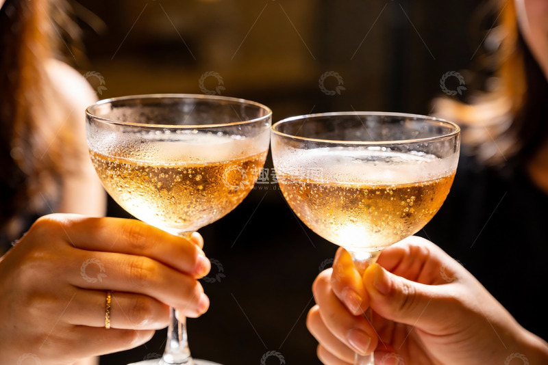 高清大图下载【趣麦麦图】双手举杯碰杯庆祝