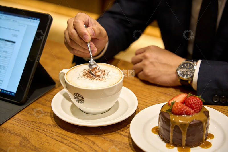 高清大图下载【趣麦麦图】咖啡甜点旁的商务人士