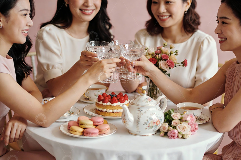 高清大图下载【趣麦麦图】四位女士茶会举杯欢庆