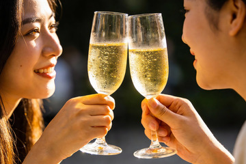 两位女士举杯庆祝香槟