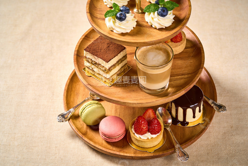 高清大图下载【趣麦麦图】三层木质甜品架摆满精致糕点
