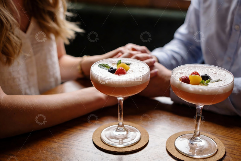 高清大图下载【趣麦麦图】情侣桌上饮品与手牵手