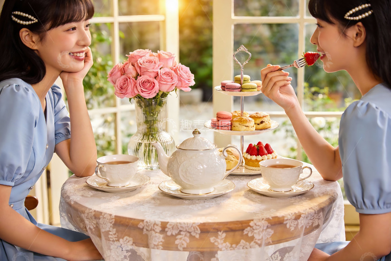 高清大图下载【趣麦麦图】两位女士室内下午茶时光