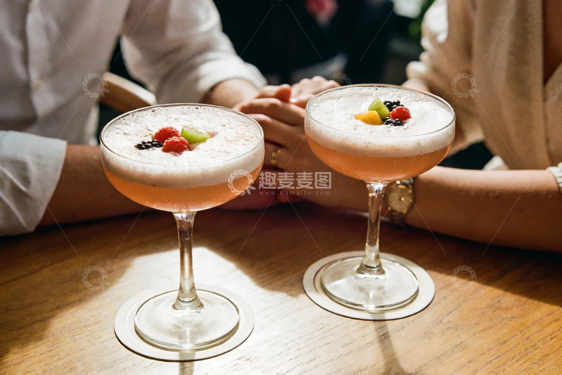 高清大图下载【趣麦麦图】两人对饮鸡尾酒温馨一刻