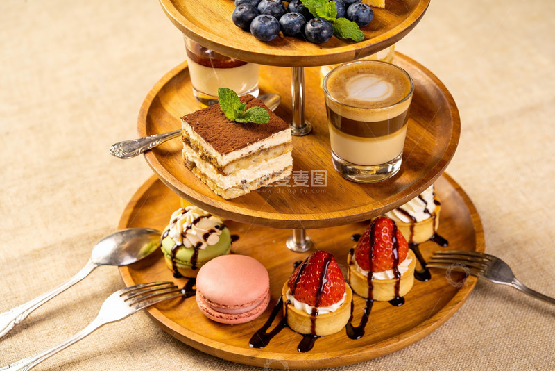 高清大图下载【趣麦麦图】三层木质甜品架摆满精致糕点