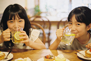 两位女孩在咖啡馆喝柠檬饮品