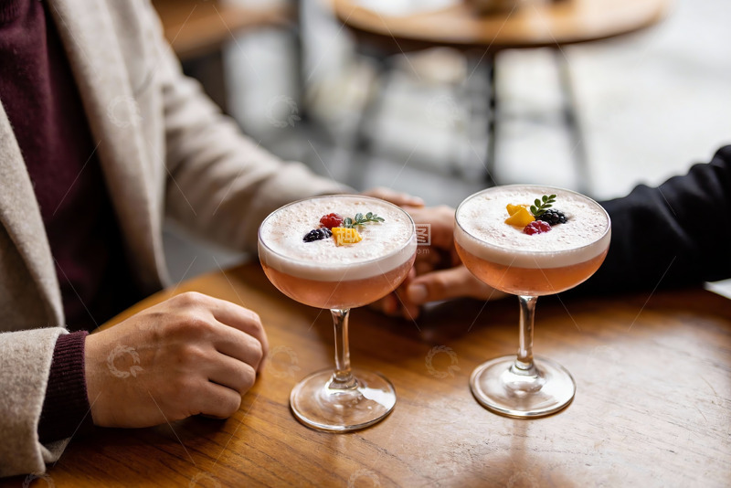 高清大图下载【趣麦麦图】两人咖啡馆举杯饮品