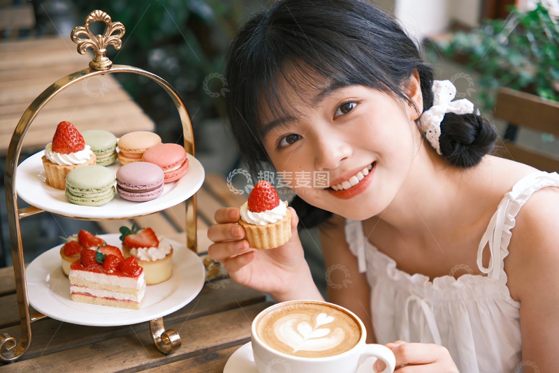 高清大图下载【趣麦麦图】女子手持甜点与咖啡微笑
