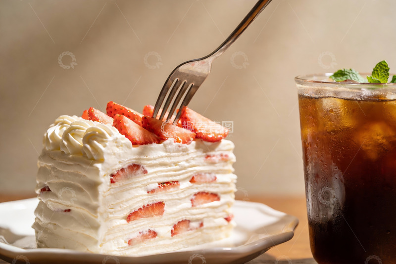 高清大图下载【趣麦麦图】草莓千层蛋糕配冰饮