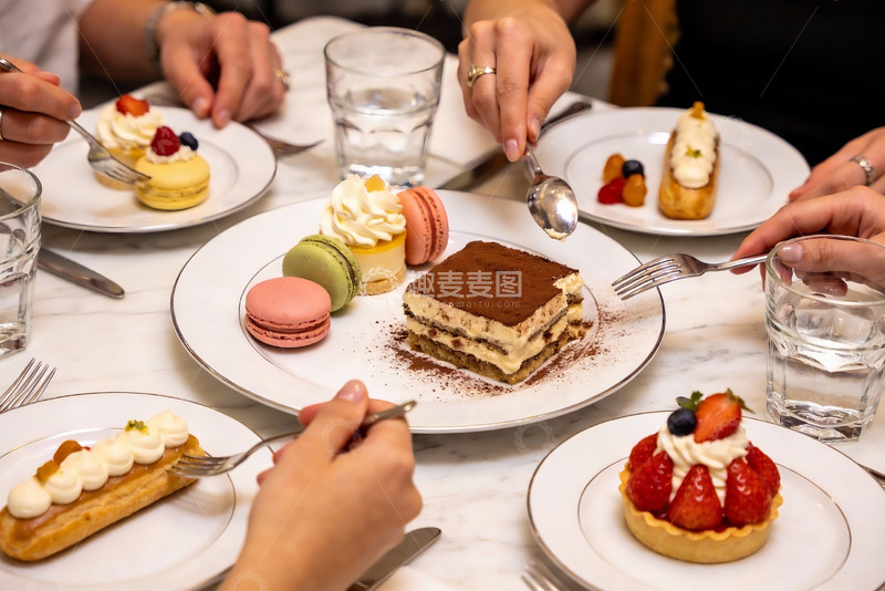 高清大图下载【趣麦麦图】多人聚餐品尝精致甜点