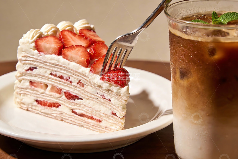 高清大图下载【趣麦麦图】草莓千层蛋糕配冰咖啡