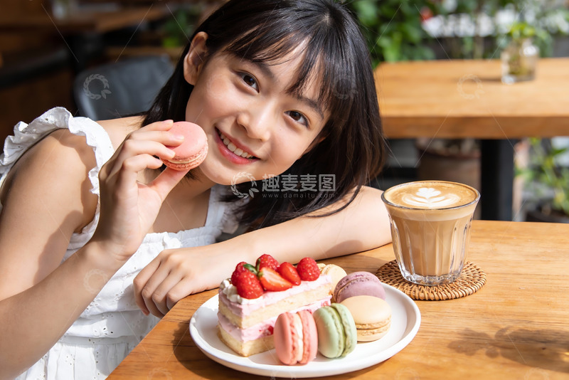 高清大图下载【趣麦麦图】女孩咖啡店享用甜点微笑