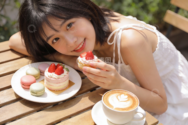 高清大图下载【趣麦麦图】女子户外享用甜点与咖啡