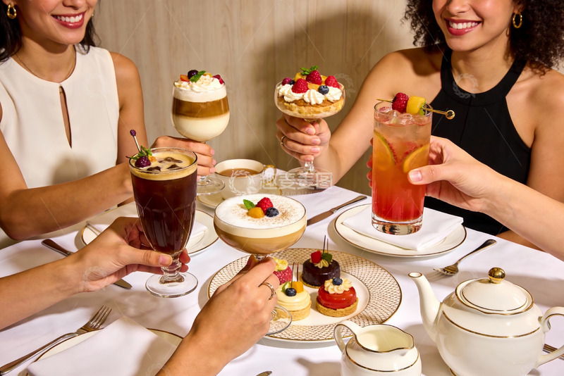 高清大图下载【趣麦麦图】四位女士举杯享用甜点与饮品