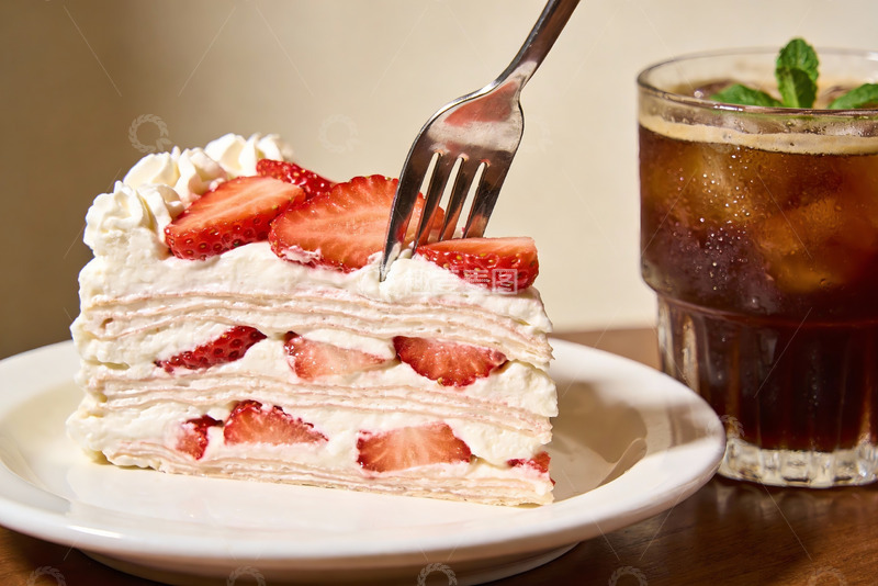 高清大图下载【趣麦麦图】草莓千层蛋糕配冰饮