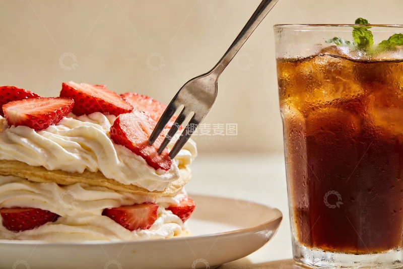 高清大图下载【趣麦麦图】草莓奶油蛋糕配冰饮