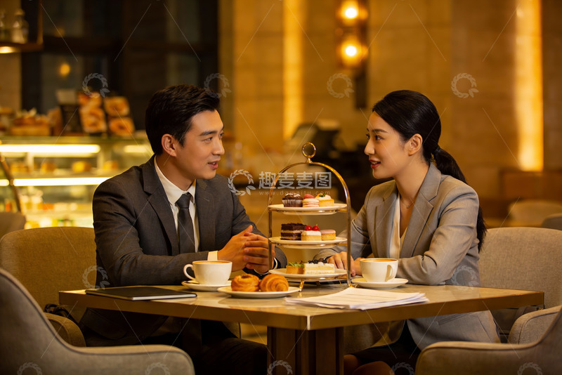 高清大图下载【趣麦麦图】商务人士咖啡厅下午茶交谈