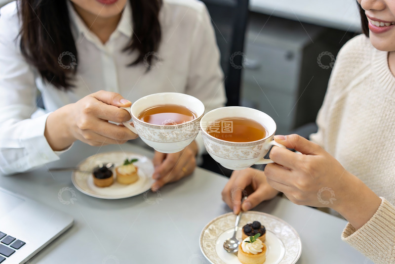 高清大图下载【趣麦麦图】两位女士办公室茶歇碰杯
