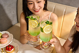 两位女士举杯饮品欢聚