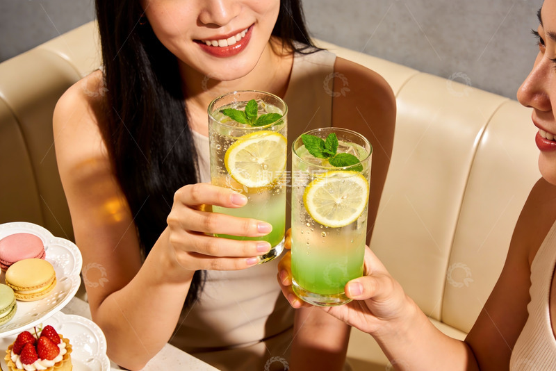 高清大图下载【趣麦麦图】两位女士举杯柠檬饮品