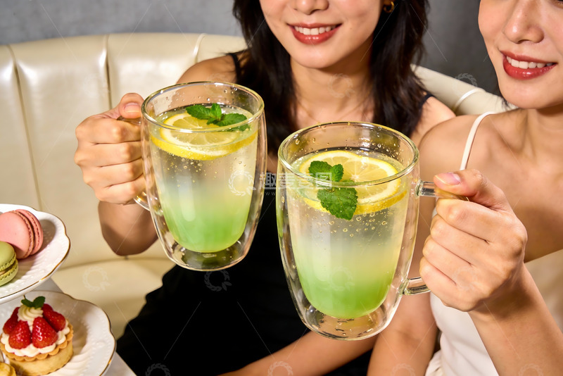 高清大图下载【趣麦麦图】两位女士举杯柠檬饮品
