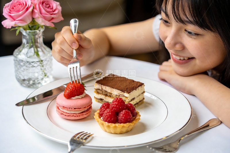 高清大图下载【趣麦麦图】女子享用精致甜点的温馨瞬间