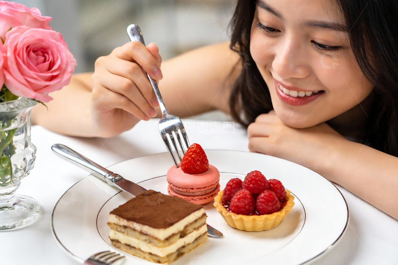 高清大图下载【趣麦麦图】女子享用精致甜点的温馨瞬间