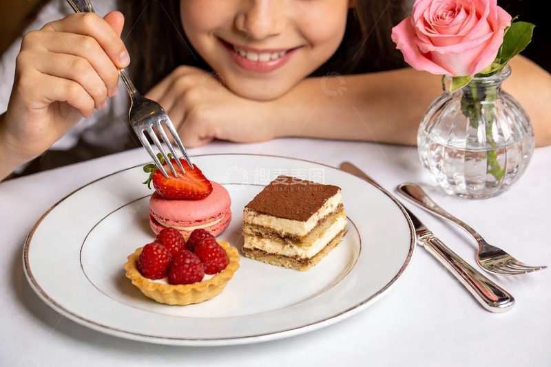 高清大图下载【趣麦麦图】女子享用精致甜点的特写
