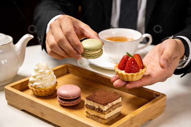 高清大图下载【趣麦麦图】西装人士手持甜点与茶