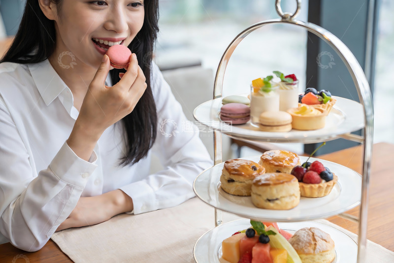高清大图下载【趣麦麦图】女子享用精致下午茶甜点