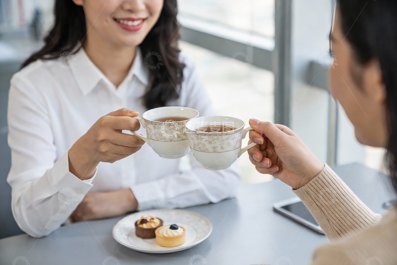 高清大图下载【趣麦麦图】两位女士咖啡时光举杯碰杯