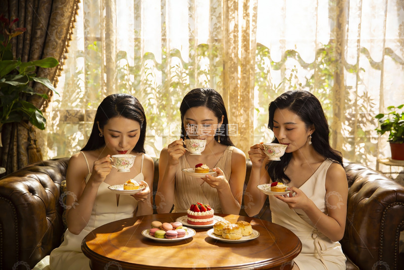 高清大图下载【趣麦麦图】三位女士室内享用下午茶