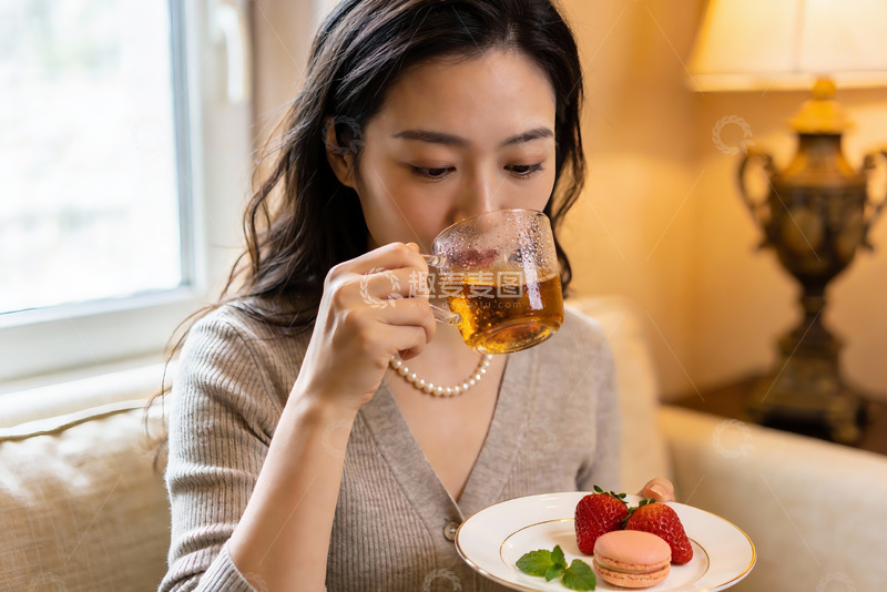 高清大图下载【趣麦麦图】女子室内品茶享甜点